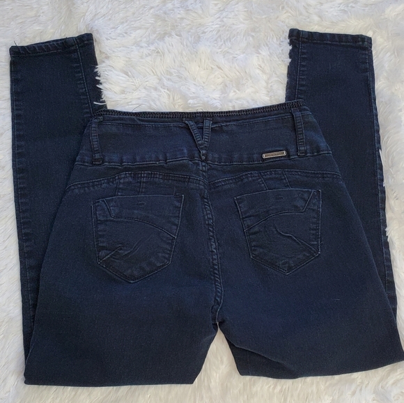 HIGH WAIST DARK WASH BOOTY POPPING DENIM CAPRIS - Picture 6 of 13